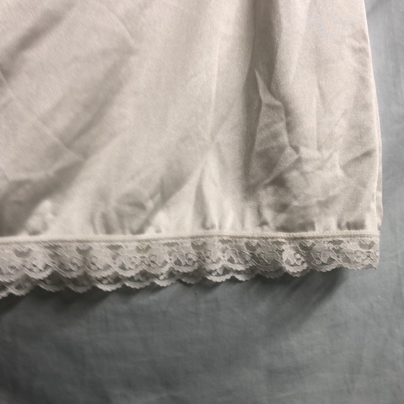 Girls size 12 very stretched out white lace trim mini slip - Picture 7 of 8